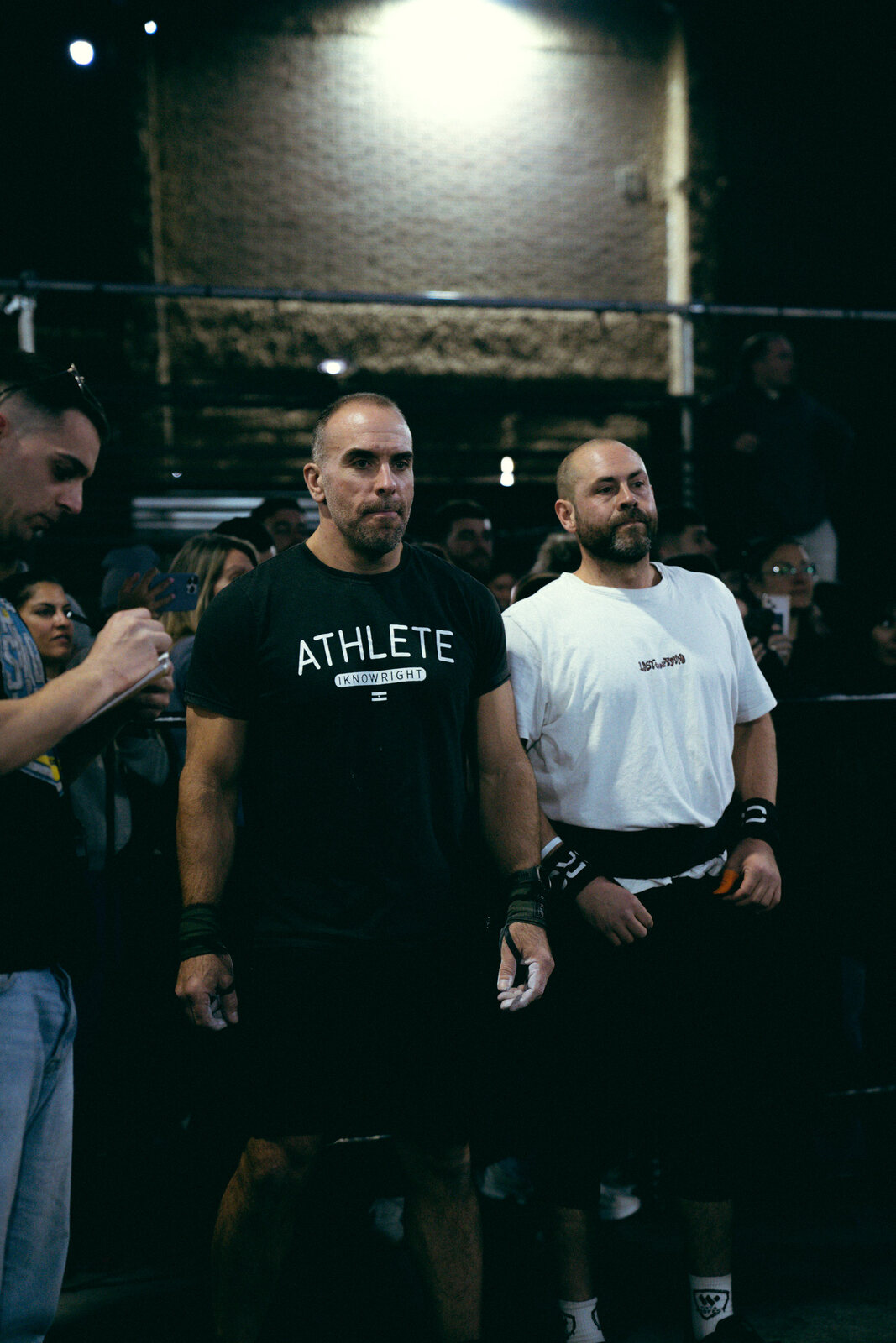 Marcos y Javier esperando el inicio de un evento en StrongFit 2026